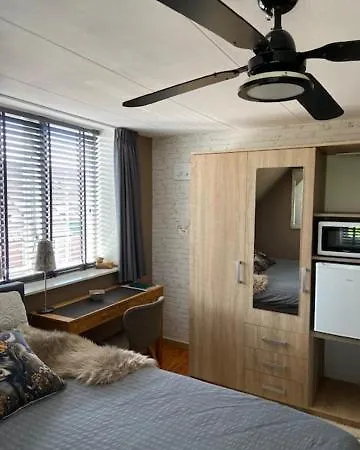 Homestay Tinyhouse Woody At The Water Zaandam