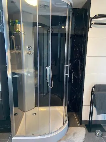 民宿 Tinyhouse Woody At The Water 赞丹