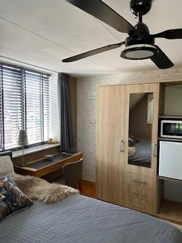 民宿 Tinyhouse Woody At The Water 赞丹