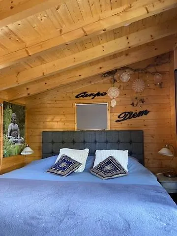 民宿 Tinyhouse Woody At The Water 赞丹