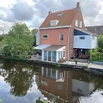Homestay Tinyhouse Woody At The Water