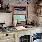 Tinyhouse Woody At The Water *
