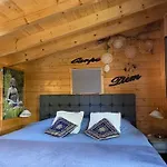 Homestay Tinyhouse Woody At The Water Zaandam
